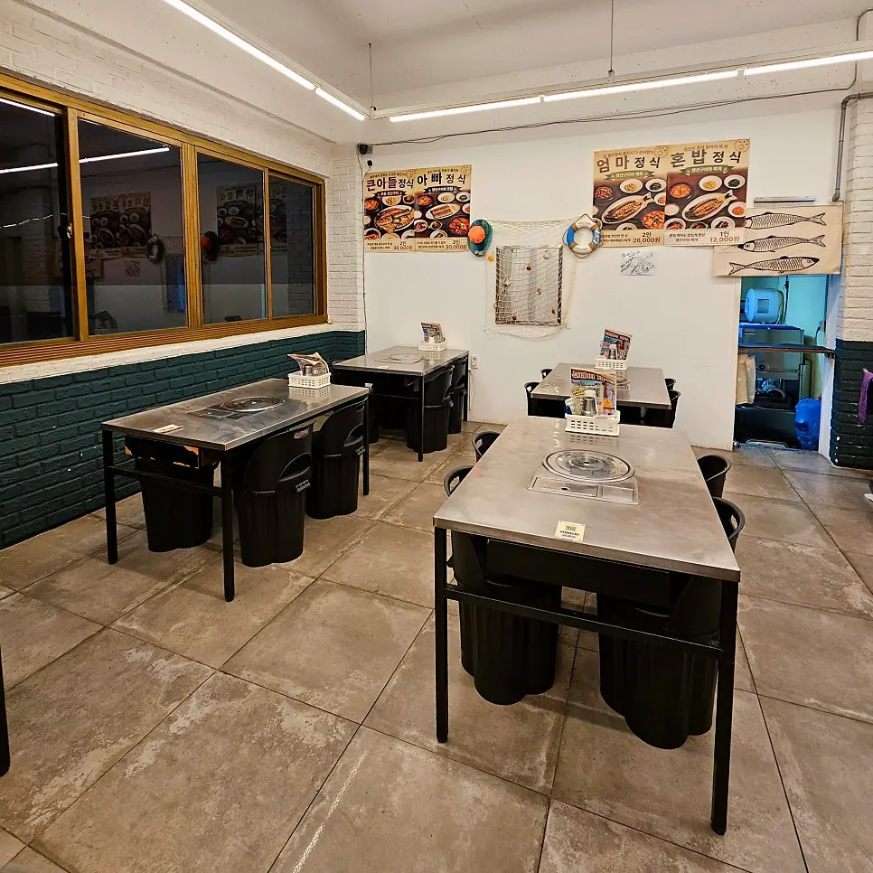 Clean, spacious seating inside Yongdam Airport Branch