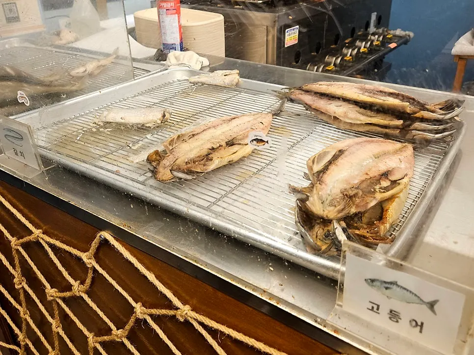 Showcase displaying pre-grilled fish at the restaurant