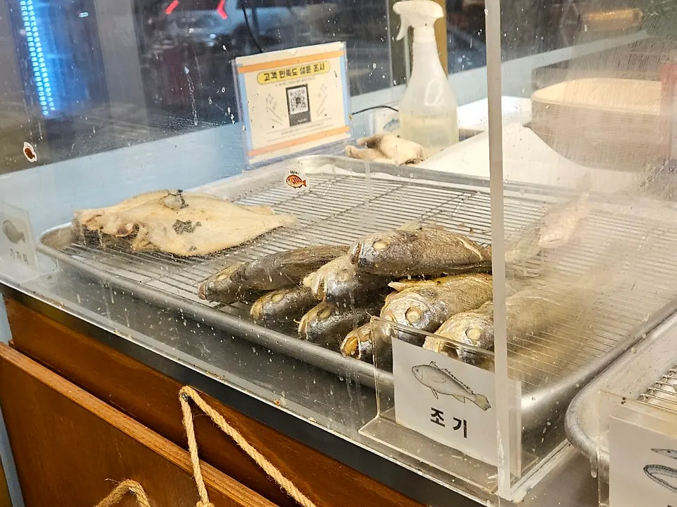 Pre-grilled fish neatly arranged in the showcase