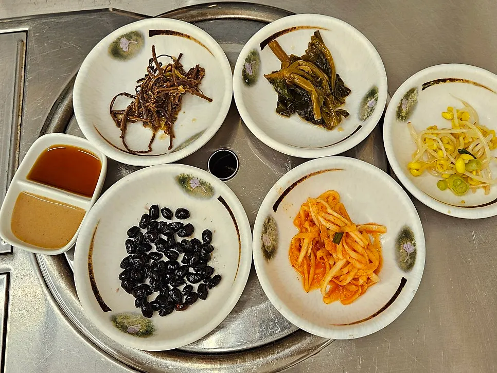 Basic banchan including bracken and turnip green stir-fry, seasoned bean sprouts