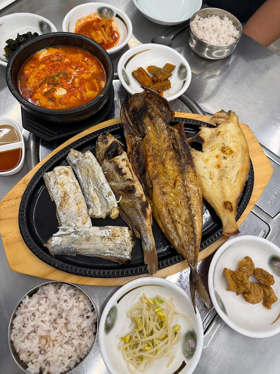Hidangan ikan bakar di Yongdam, Jeju
