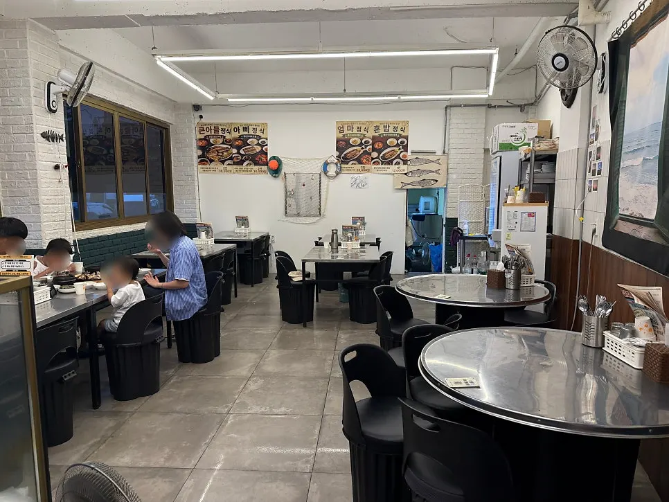 Tempat duduk dalam restoran ikan bakar