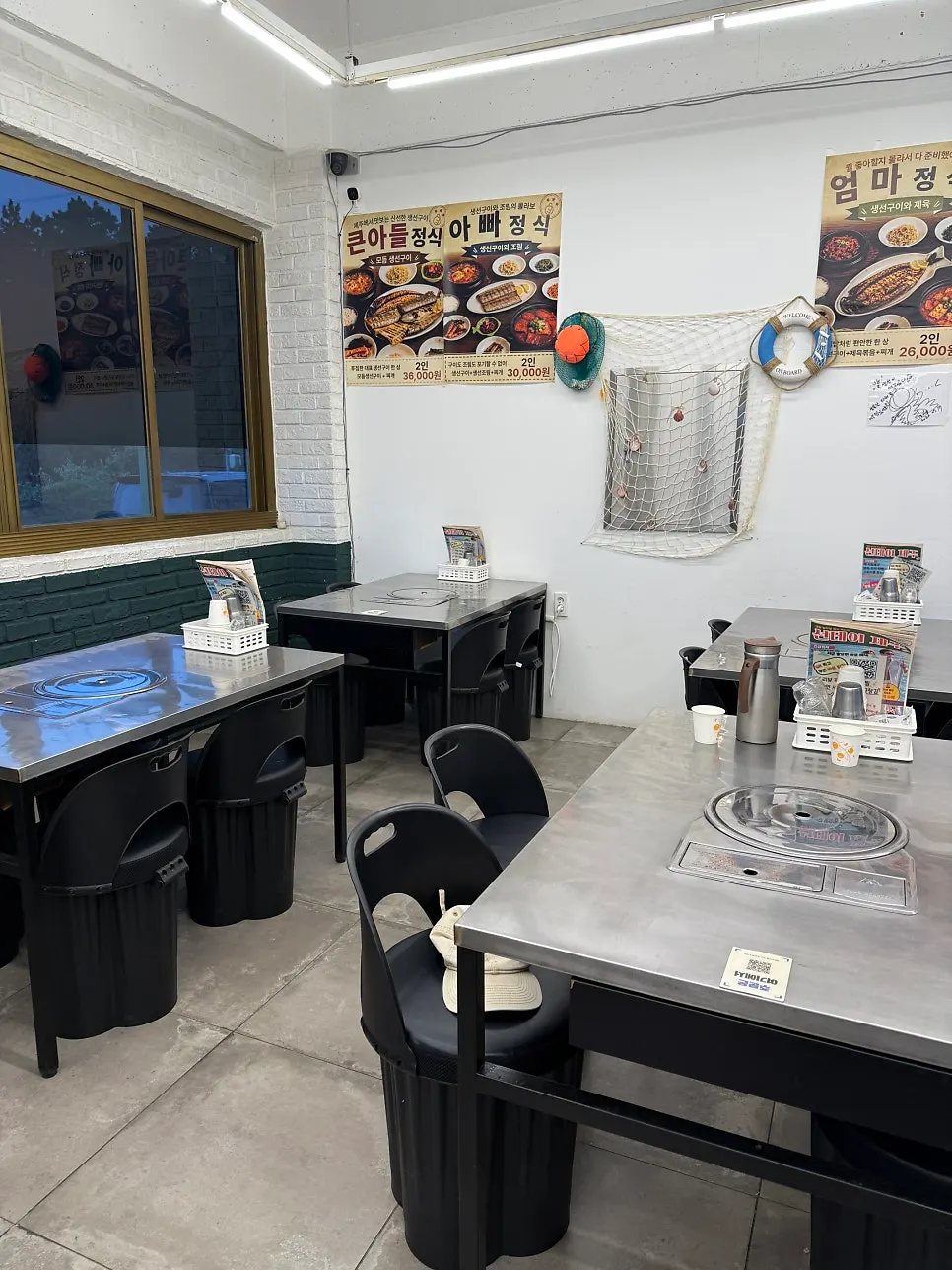 Meja di bahagian dalam kedai