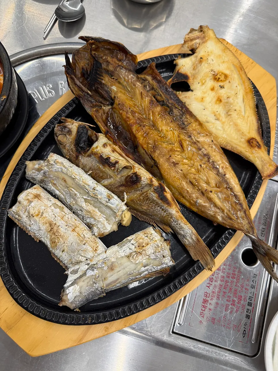 Ikan bakar yang dihidang bersama jjigae