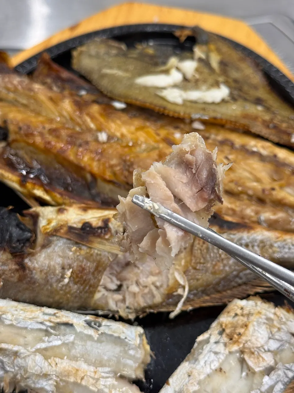 Pinggan ikan bakar campur yang banyak