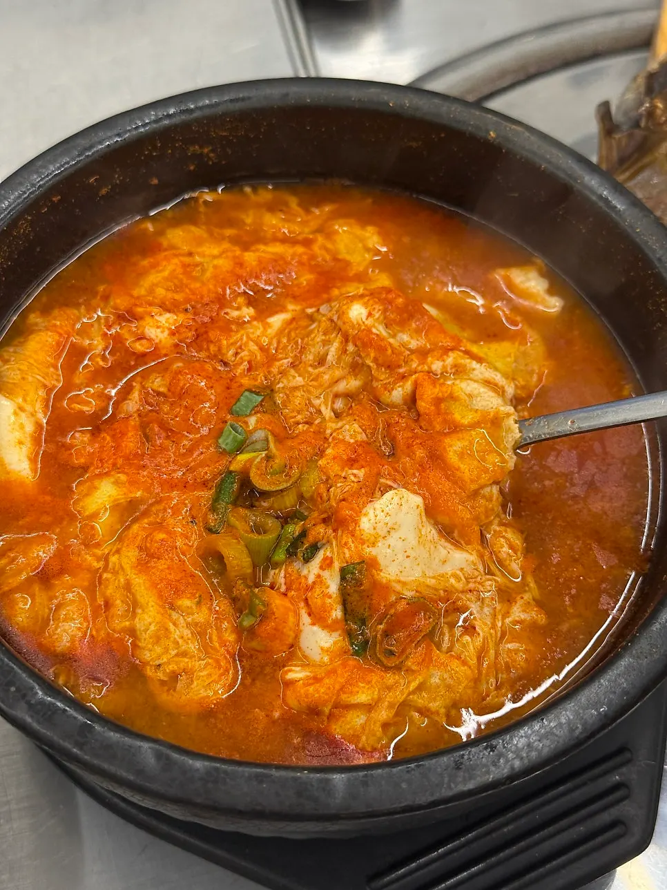 Semangkuk sundubu-jjigae pedas