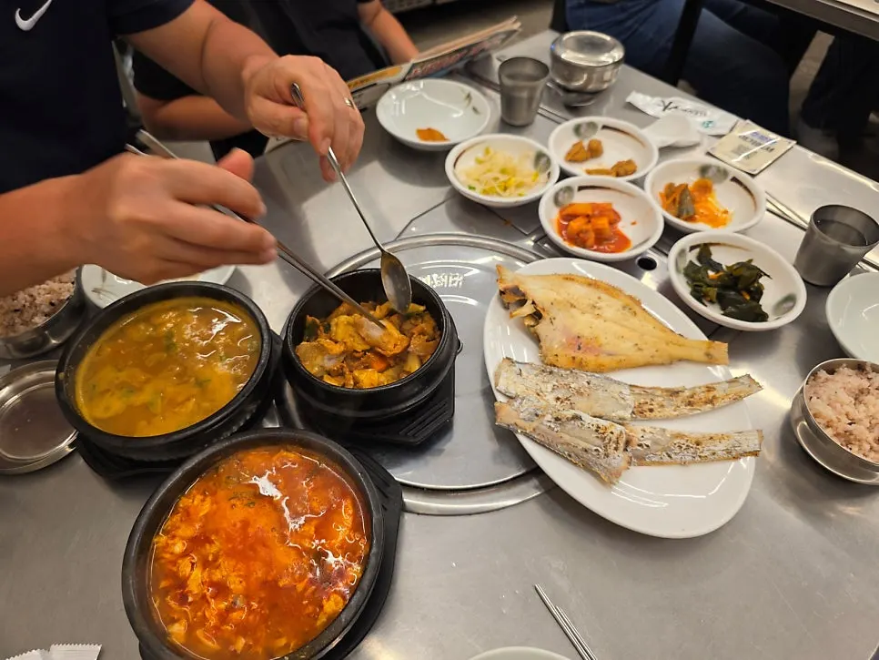 Final spread of grilled fish and stew at the end of the meal
