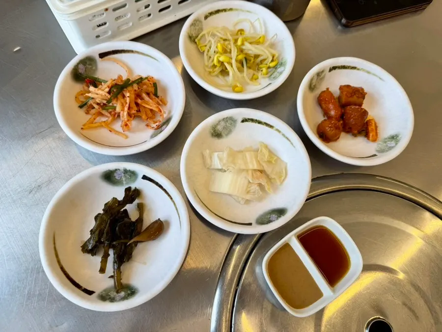 먼저 나온 기본 밑반찬 상차림