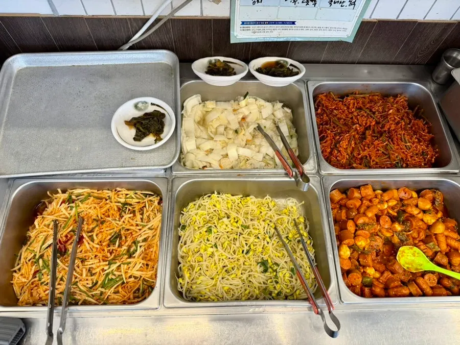 새콤한 무생채와 백김치 반찬