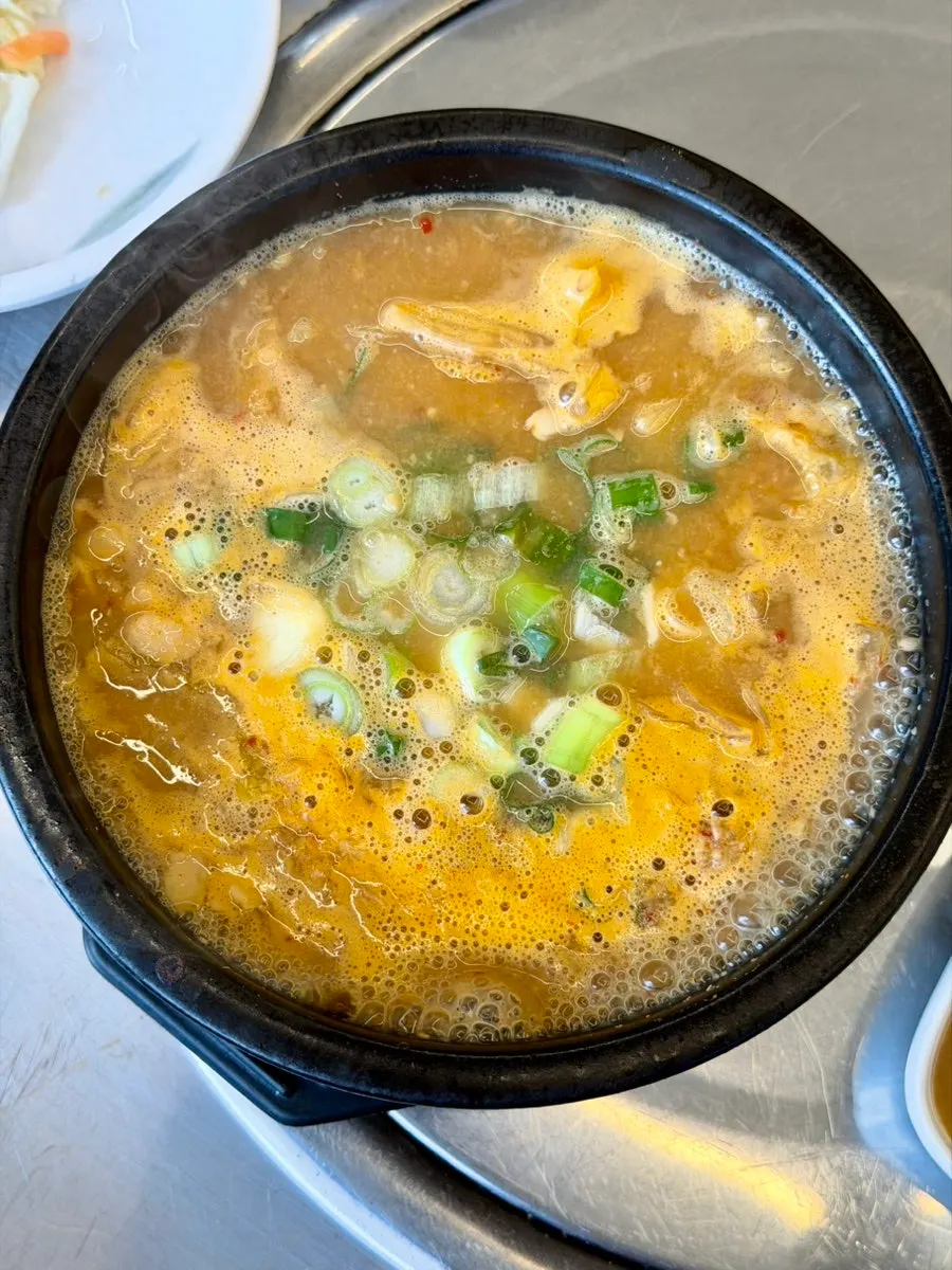 자작하게 끓여 나온 청국장찌개