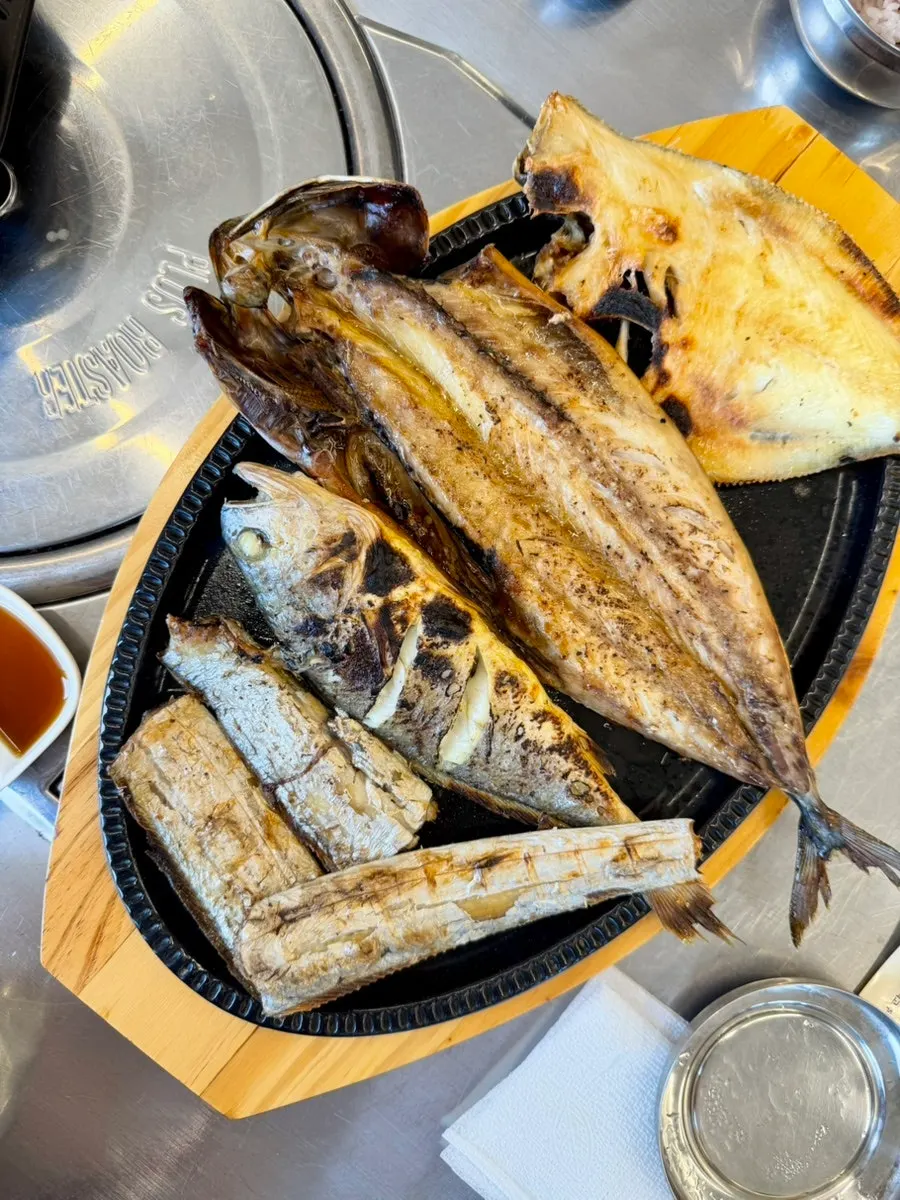 불향 입힌 모둠 생선구이 접시