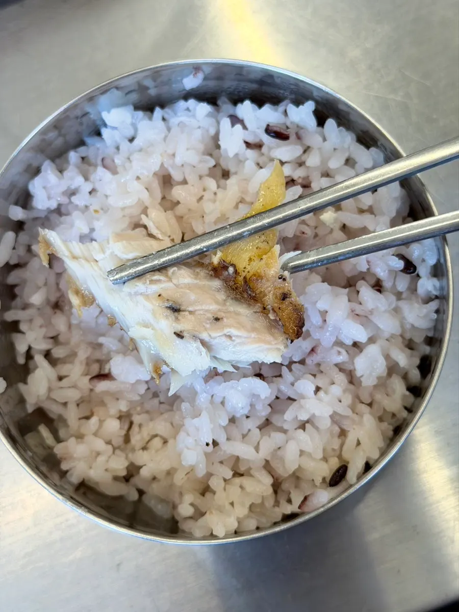 살이 두툼한 고등어구이 한 점