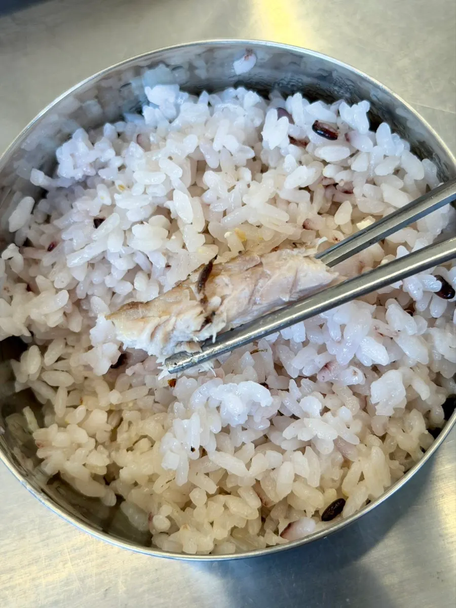 발라낸 생선살과 밥 한 숟갈