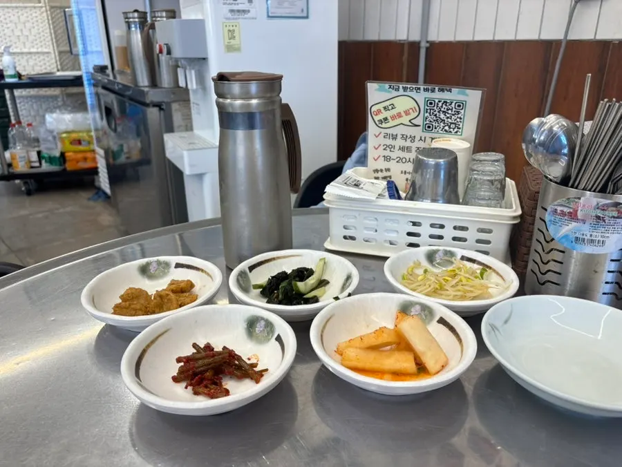 Basic side dishes served with the set meal