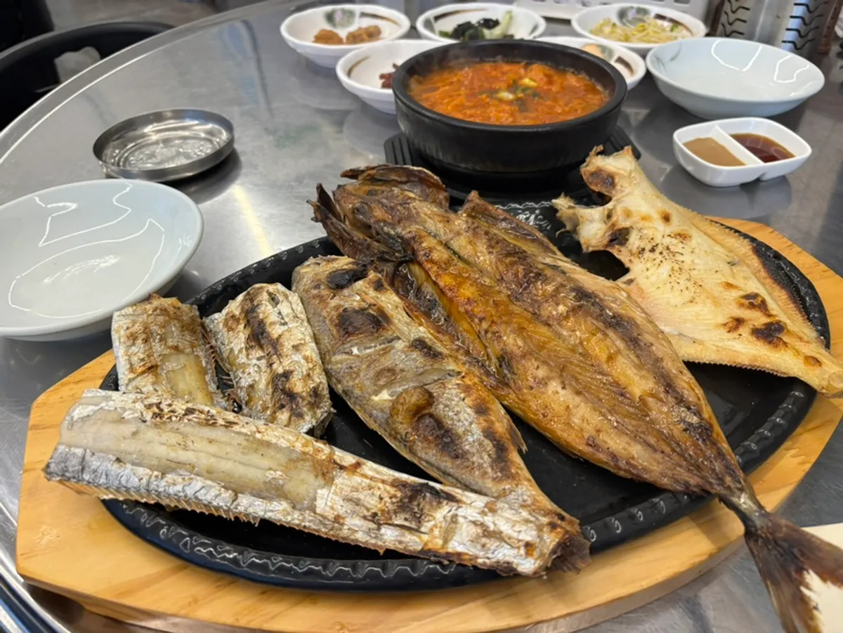 Assorted grilled fish plate with mackerel, cutlassfish, flounder, and croaker