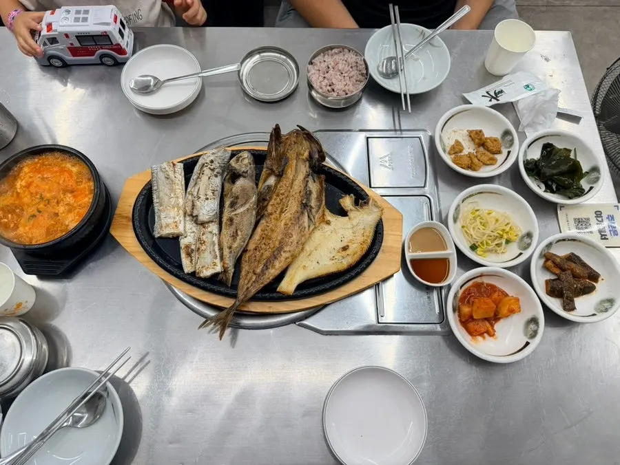 모듬 생선구이와 순두부찌개, 기본 반찬 상차림