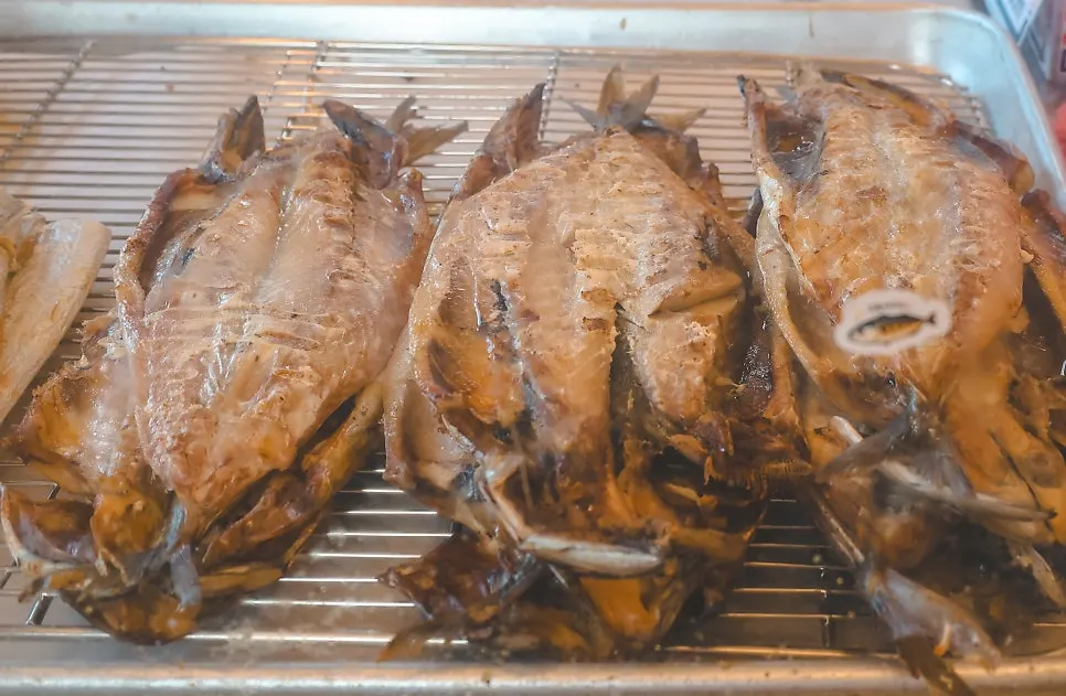 숯불에 구워지는 생선이 보이는 조리 공간