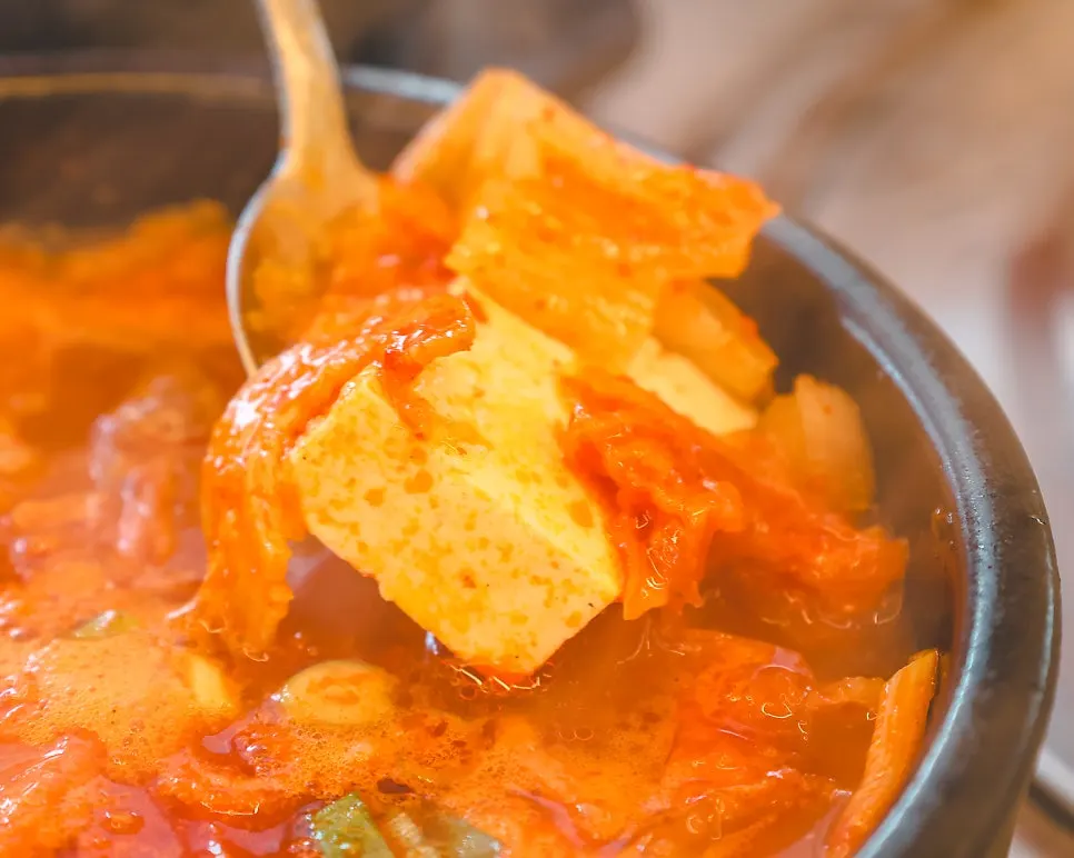 밥과 반찬이 함께 차려진 생선구이 정식 상차림