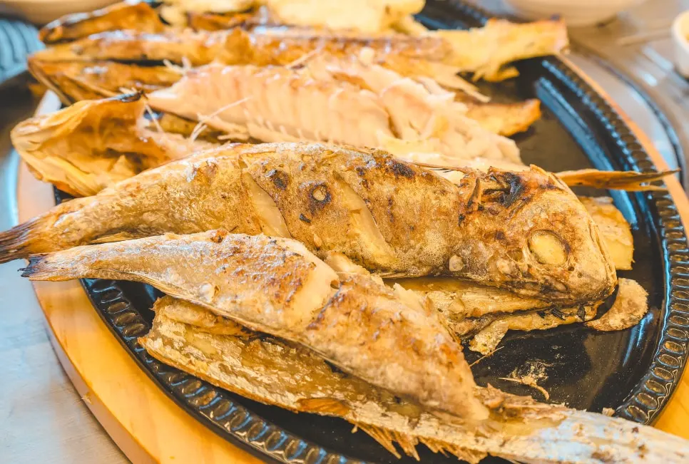 살을 발라낸 고등어구이와 밥