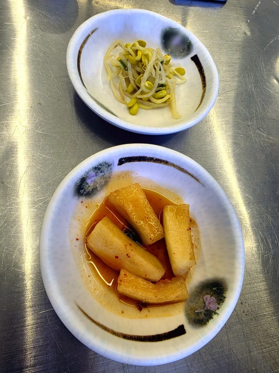 기본 반찬이 차려진 테이블