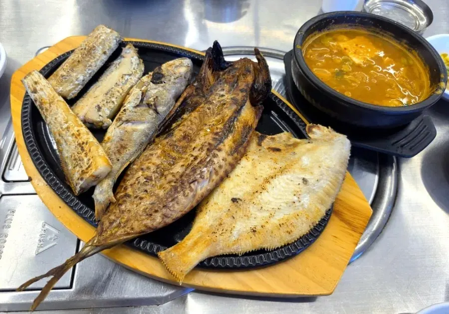 정식과 함께 나온 밥과 찌개