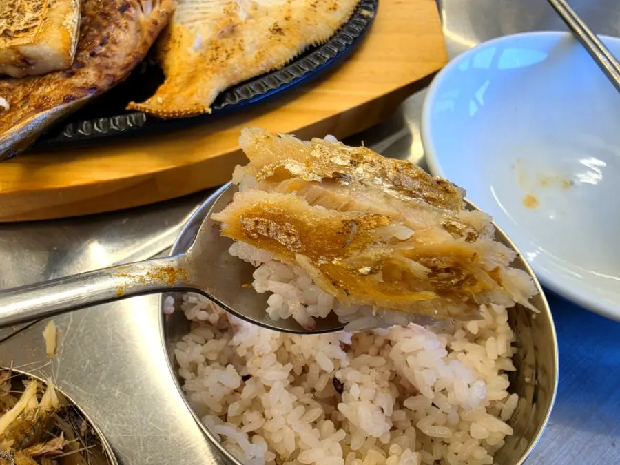 밥 위에 올린 생선살 한 점