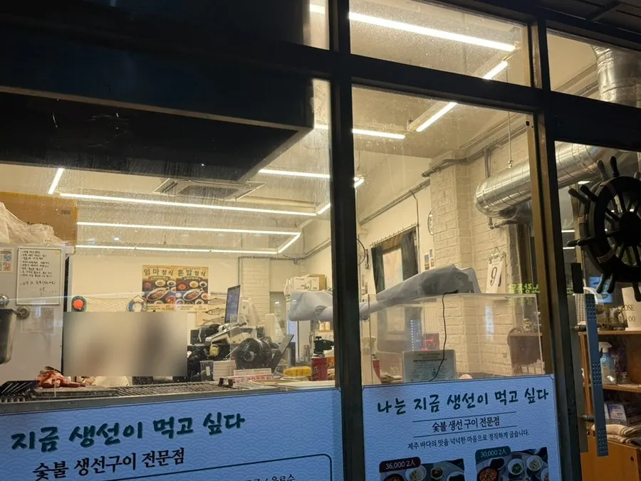 용담공항점 입구와 옆골목 모습