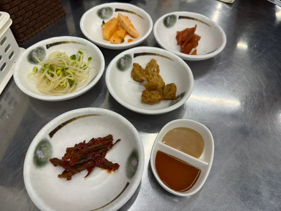세팅된 테이블과 밑반찬 접시