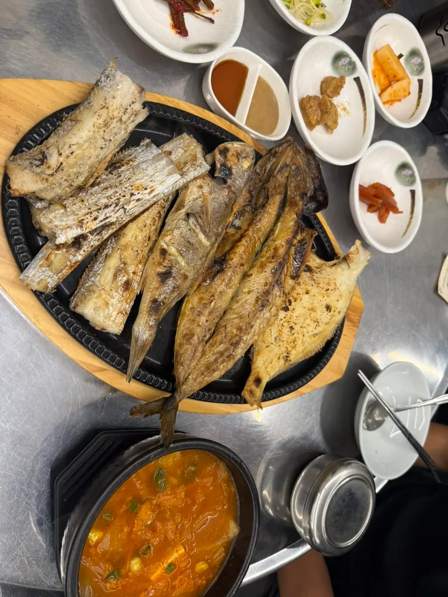 뚝배기에 나온 묵은지 김치찌개