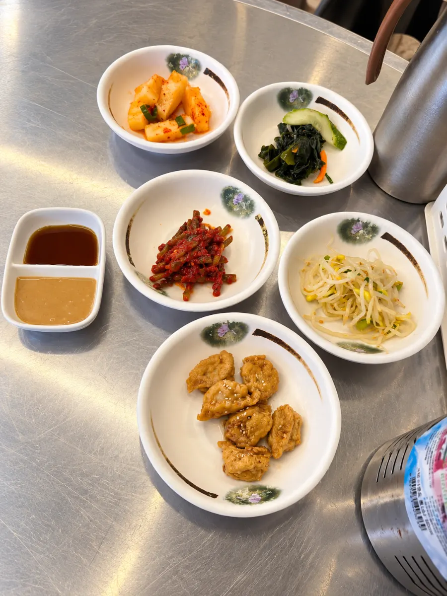 무김치와 콩나물무침 등 기본찬 한 상