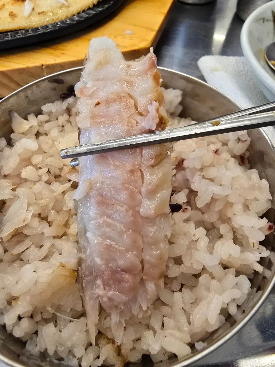 흰 살이 보이는 갈치구이 한 점