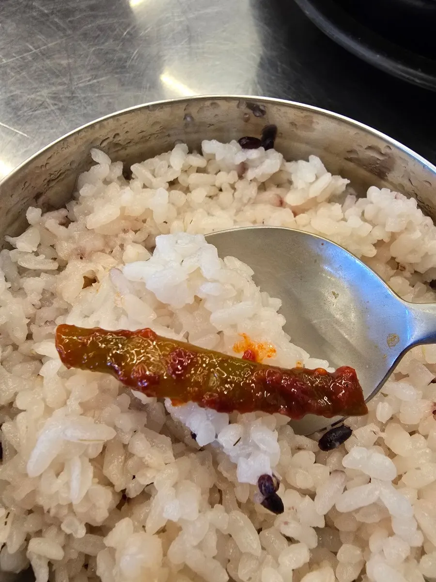 아삭한 김치와 새콤한 반찬 접시