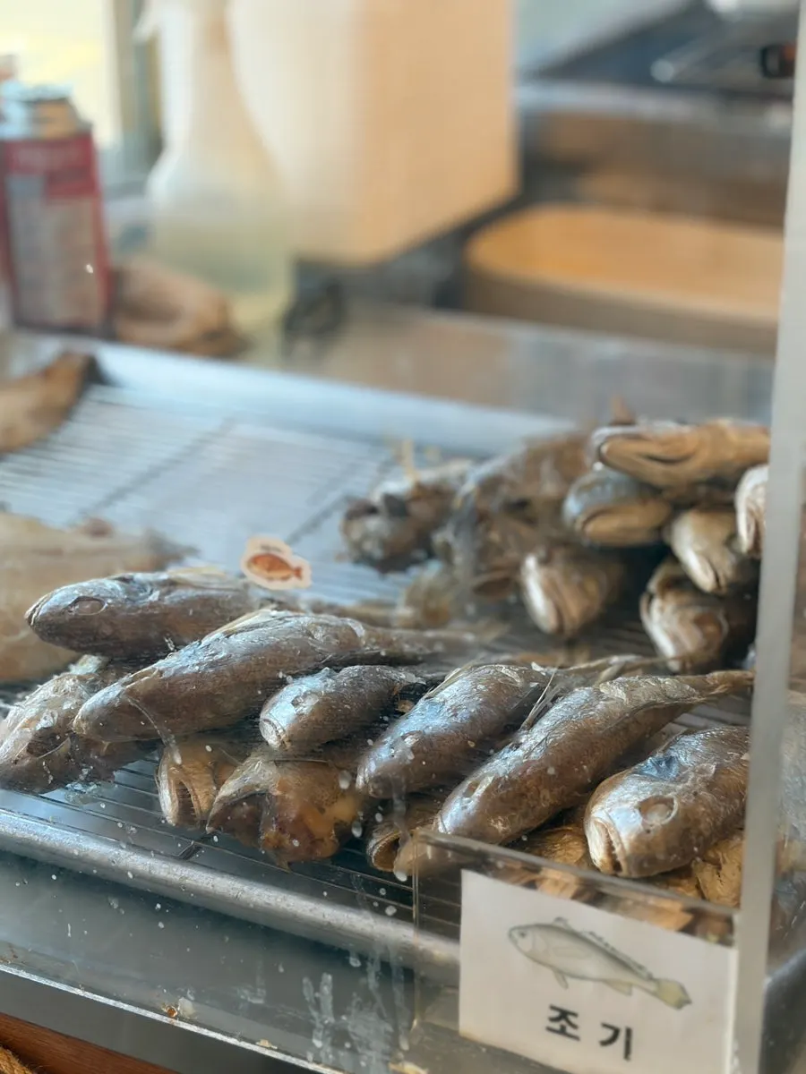 김치류가 놓인 셀프바 모습