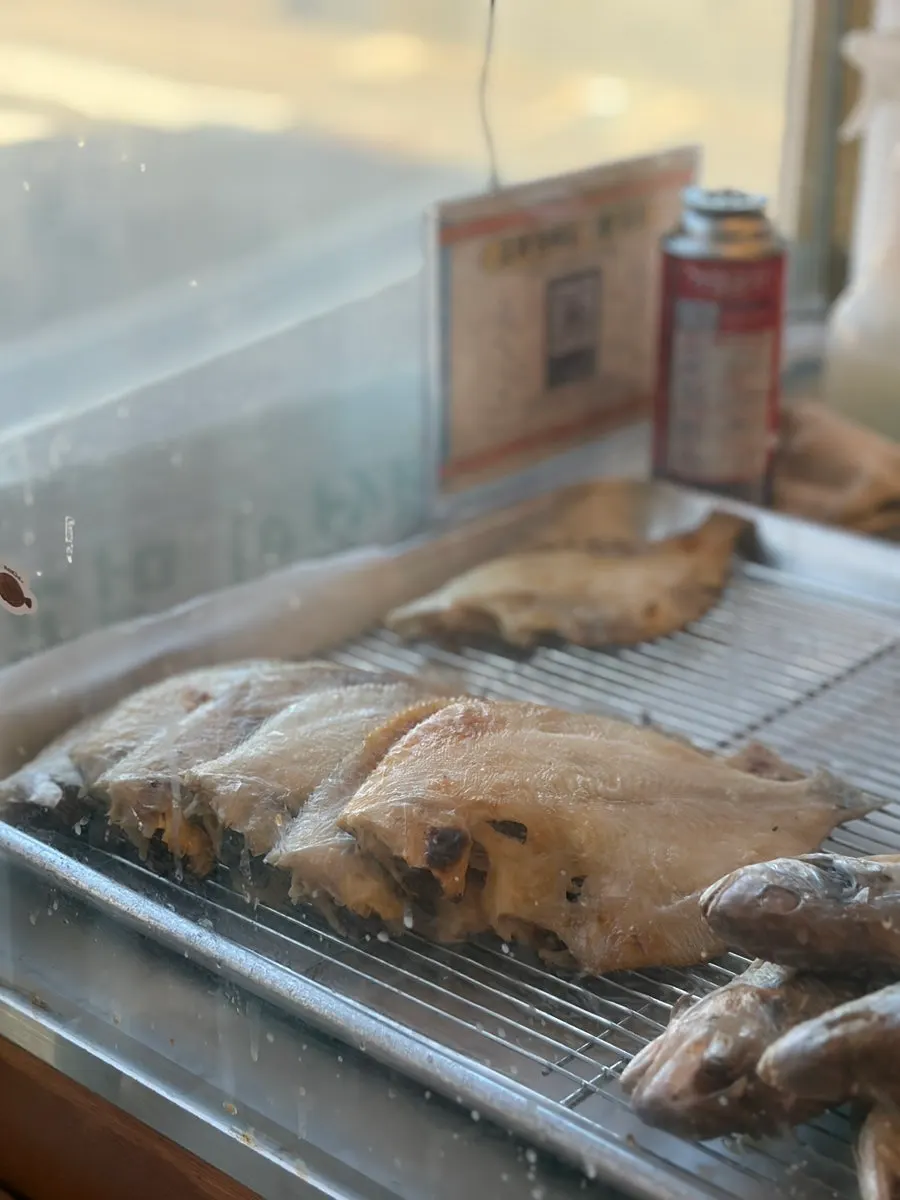 매장 내부 좌석과 반찬 코너 주변