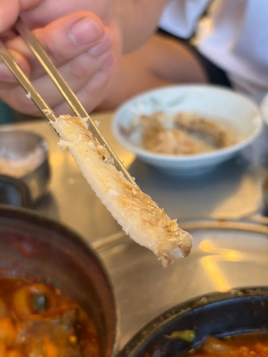 생선 모양 접시에 담긴 갈치구이