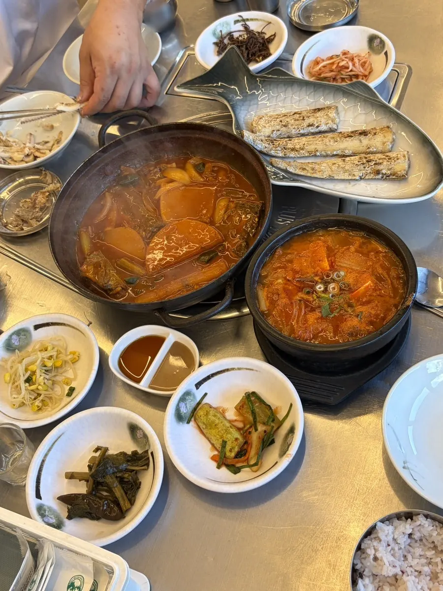 갈치구이와 갈치조림을 함께 놓은 상