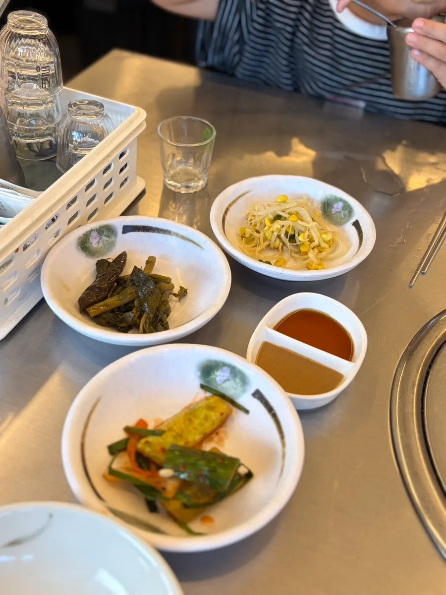 김치찌개와 기본 반찬이 놓인 식사 상