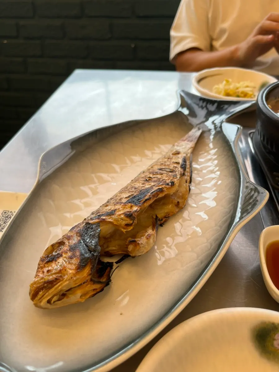 구이와 조림, 찌개가 함께 놓인 한 끼 상차림