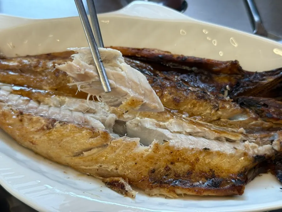 Flaked flesh of the grilled mackerel