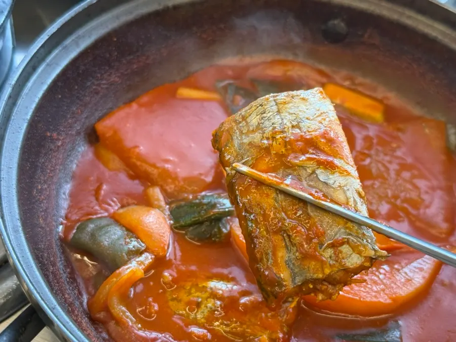 Full table with the braised cutlassfish and the set meal together