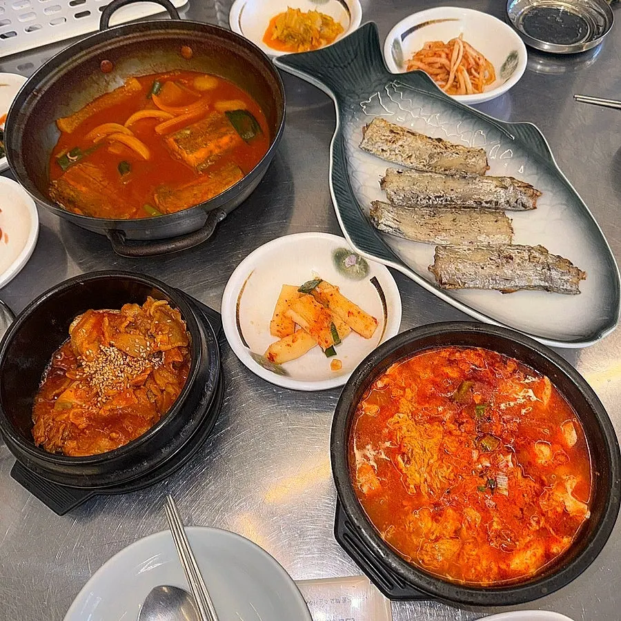 A full meal with grilled cutlassfish and spicy stir-fried pork