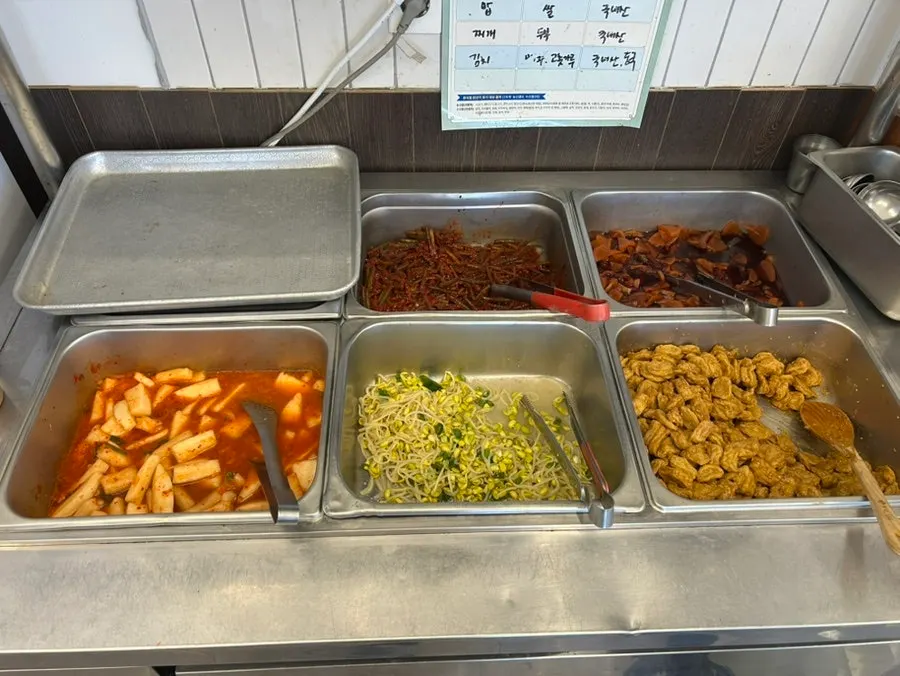 셀프바에 놓인 밑반찬