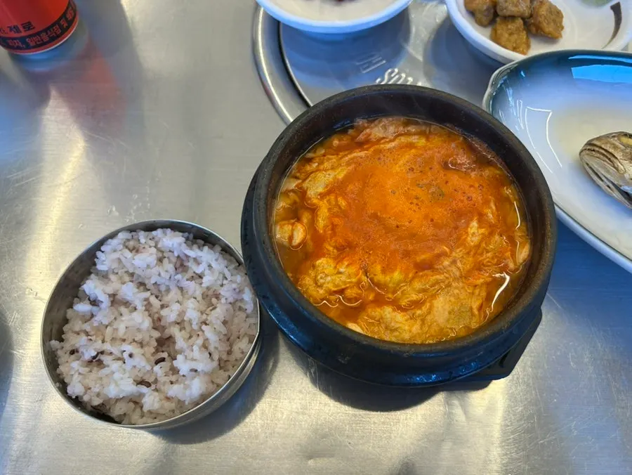 자작하게 끓여 나온 순두부찌개
