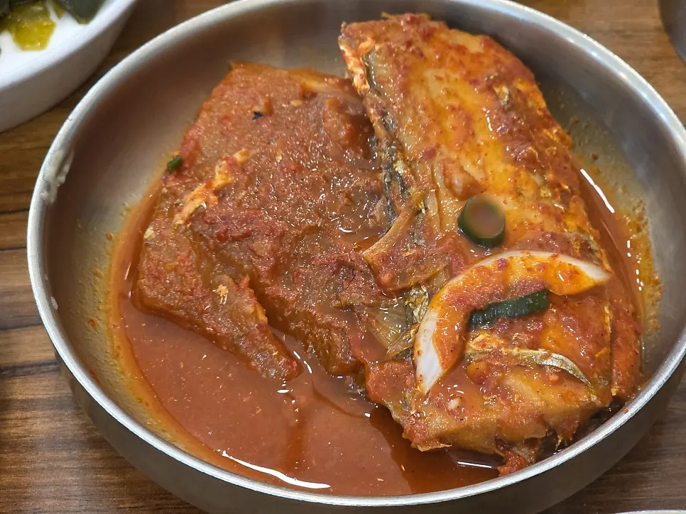 ご飯に添えて食べたタチウオ煮込みと大根