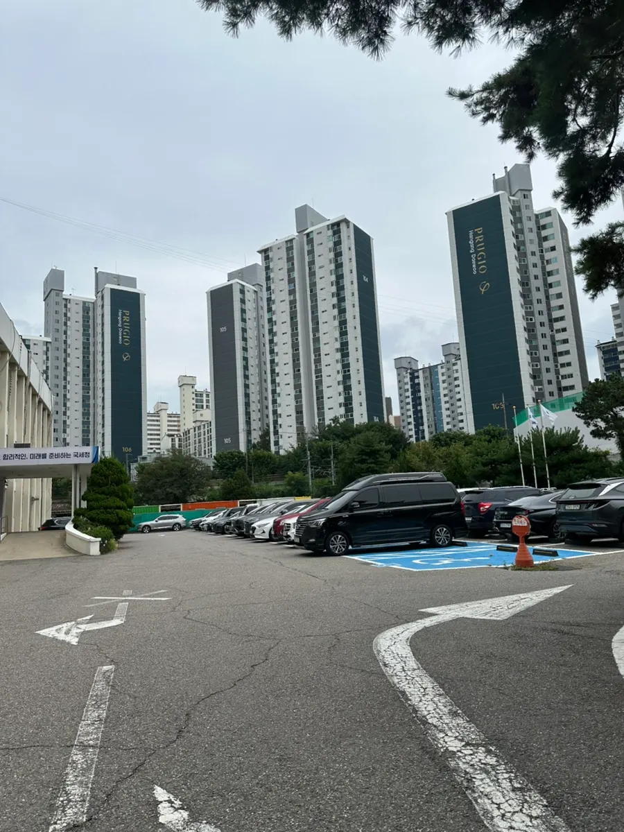 와인잔과 언더락잔이 놓인 테이블