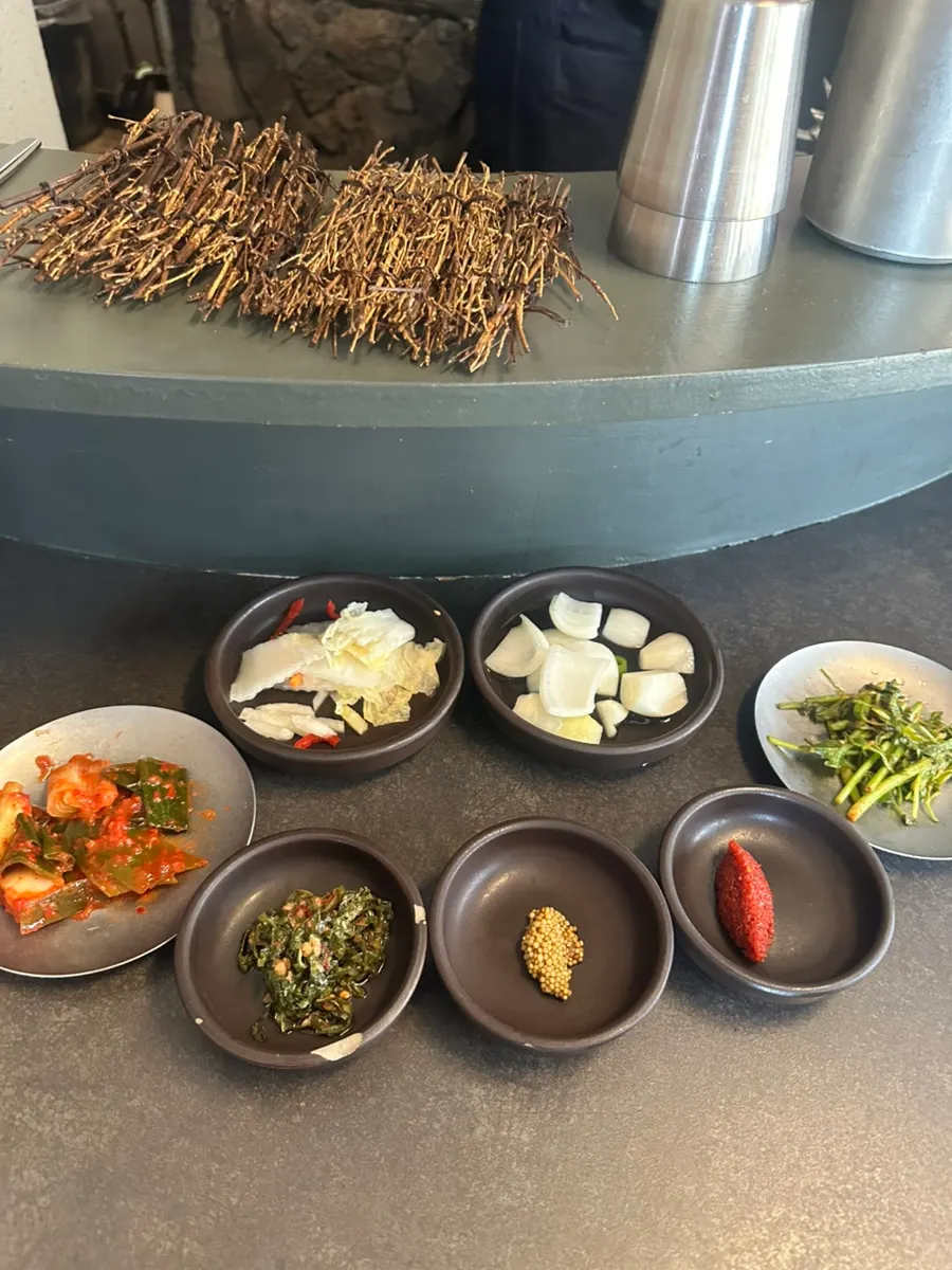 고기 전에 나온 밑반찬 한 상