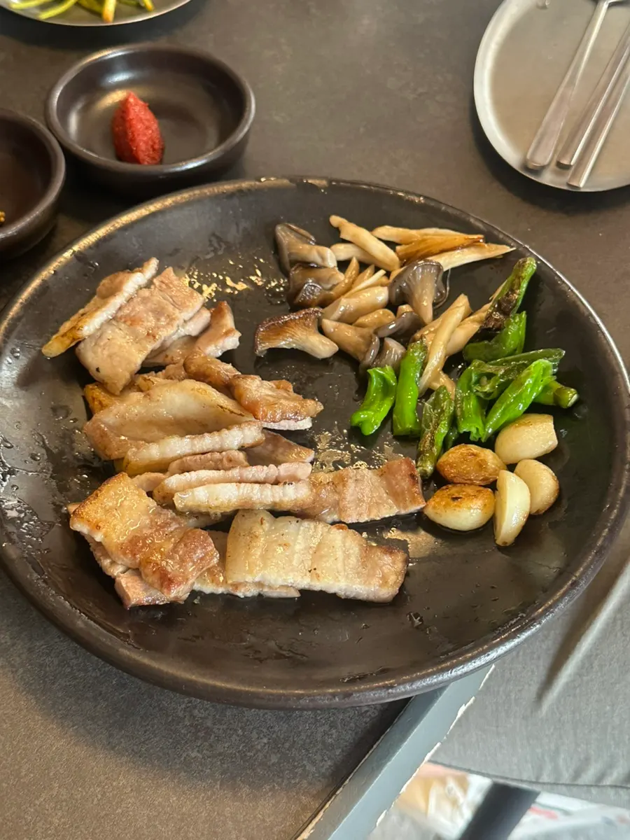 젓삼겹과 발효삼겹이 놓인 불판
