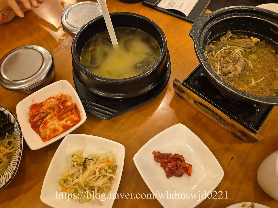전복이 들어간 미역국과 반찬 3종