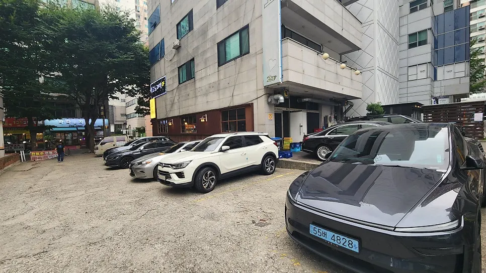 전복촌 건물과 주변 골목 모습