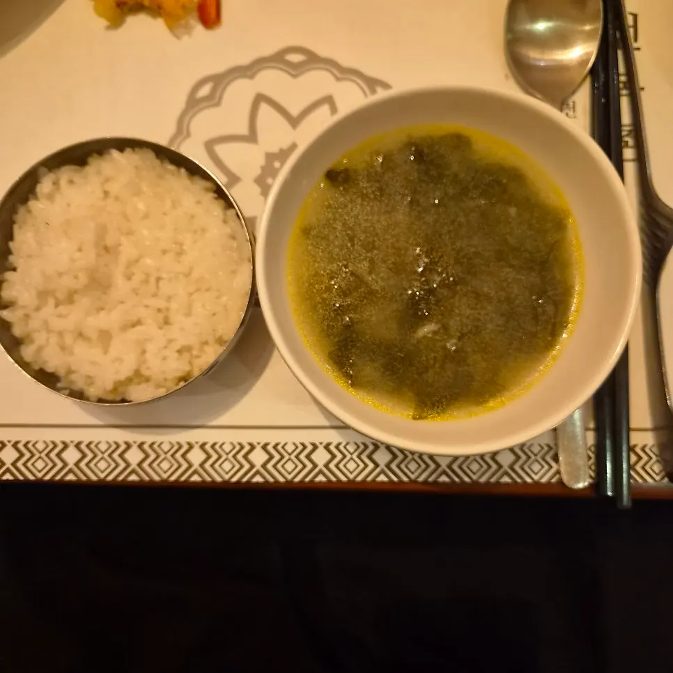 전복미역국과 밥, 반찬 식사상